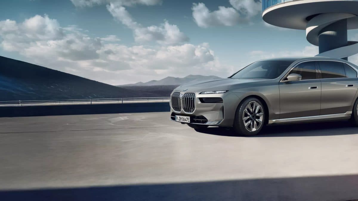 BMW i7 tampak depan tiga perempat