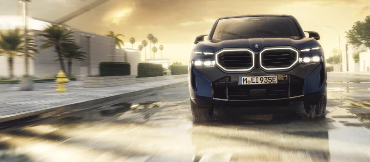 BMW XM tampak belakang
